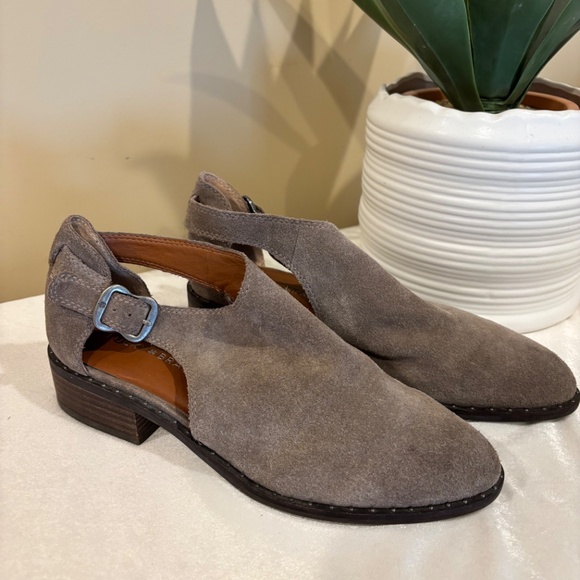 Lucky Brand🍀 Taupe soft suede loafers Sz 8.5 buckle, studded - Picture 1 of 11